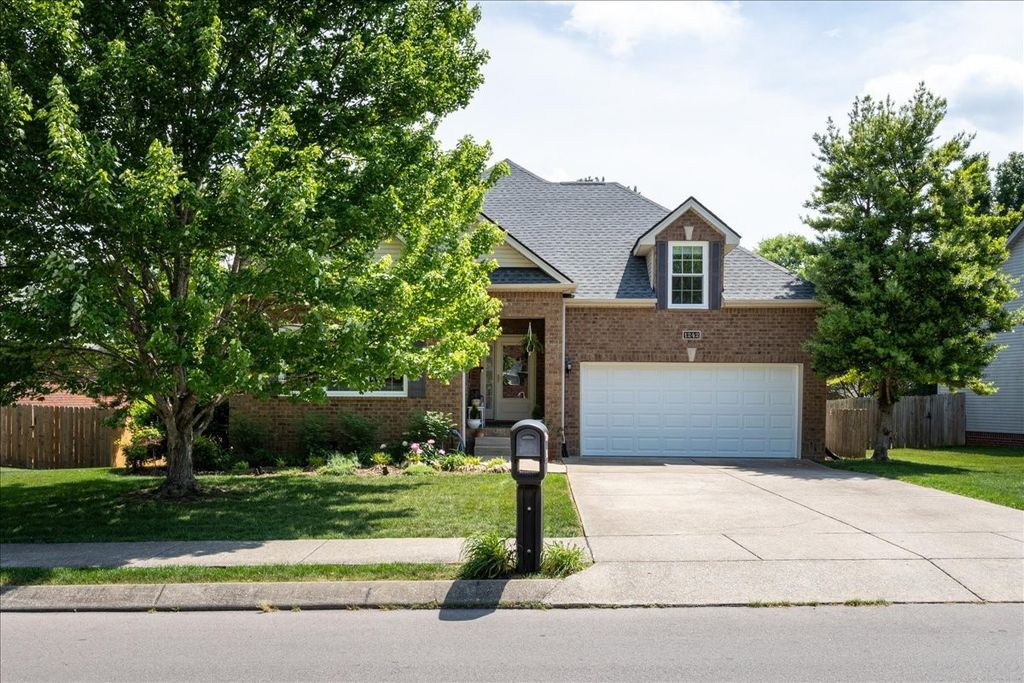1242 Chapmans Retreat Dr, Spring Hill