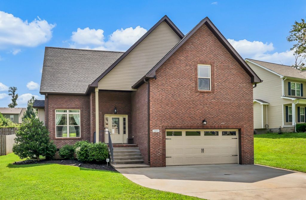1843 Deerstand Dr, Clarksville