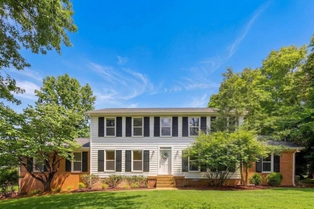 106 Shawnee Dr, Hendersonville