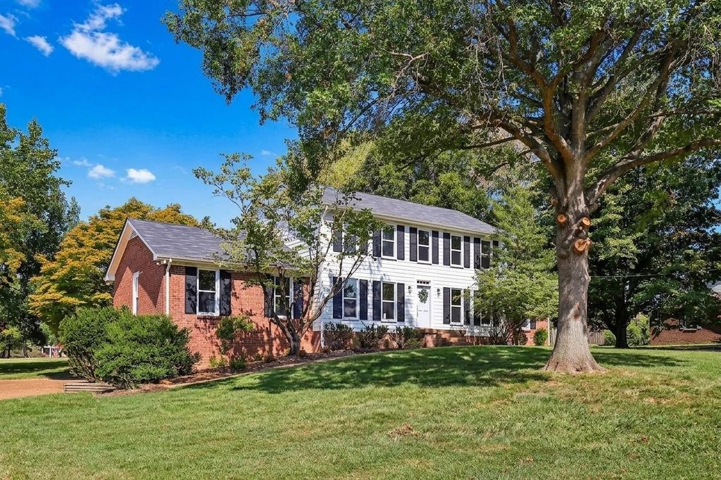 106 Shawnee Dr, Hendersonville