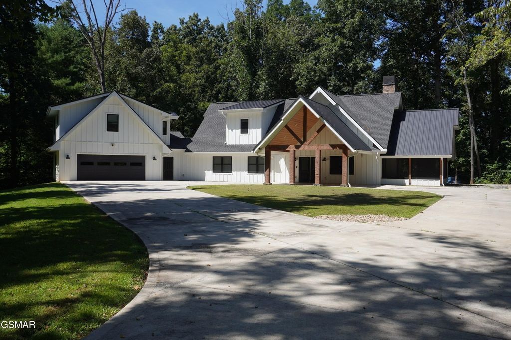 226 Meadowood Road, Newport