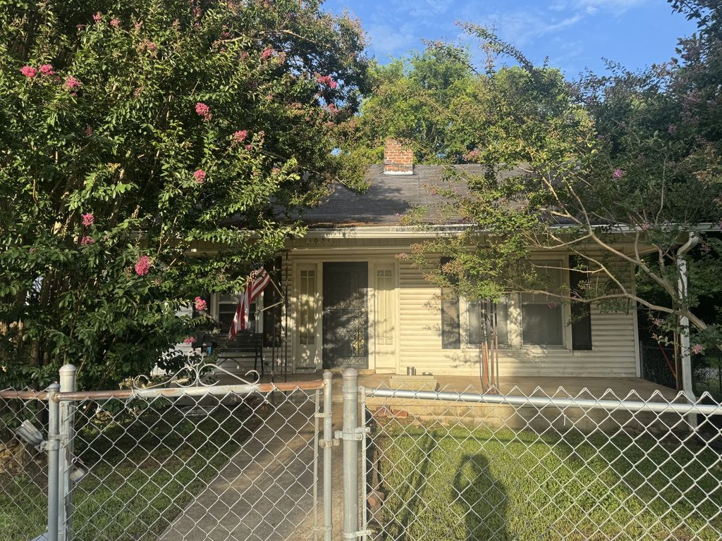 1831 S Main St, Columbia