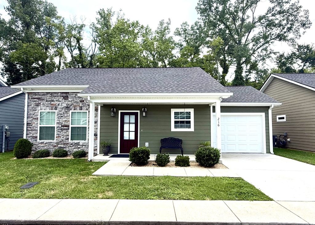 216 Nichols Dr, Woodbury