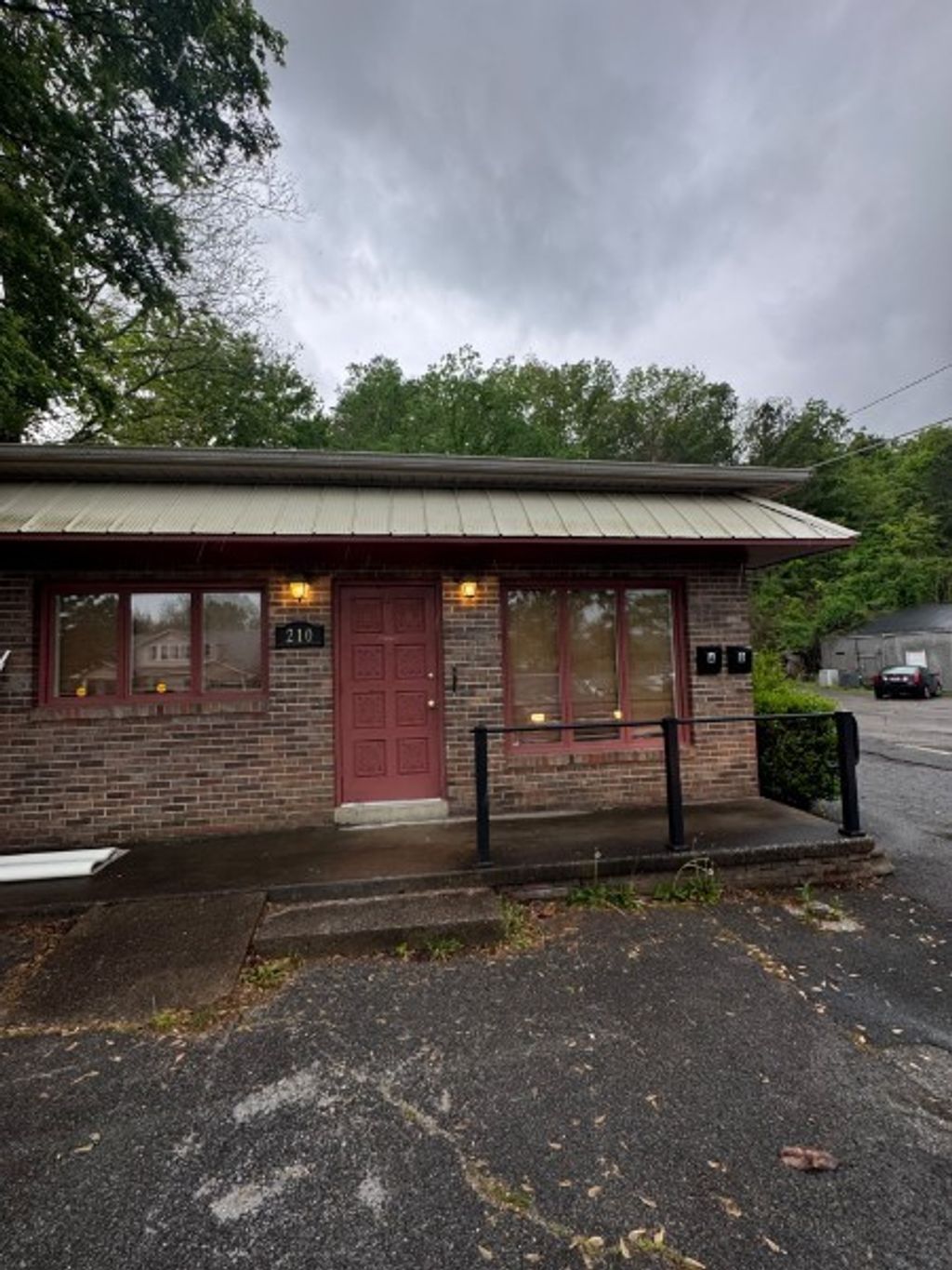 210 E Main St, Waverly