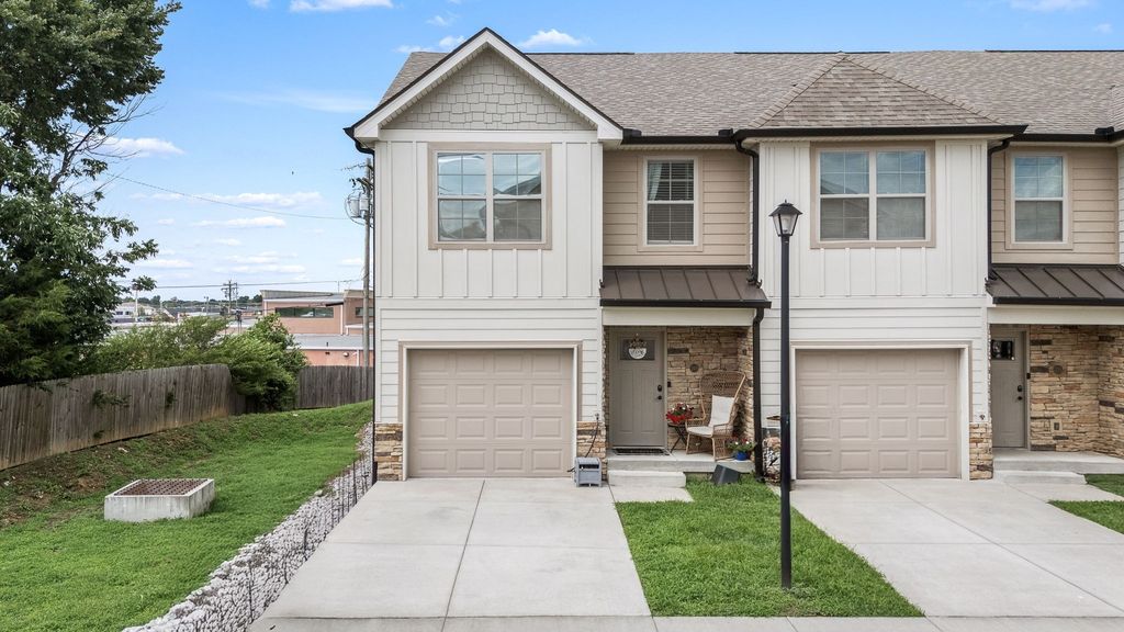 249 Signature Pl, Lebanon