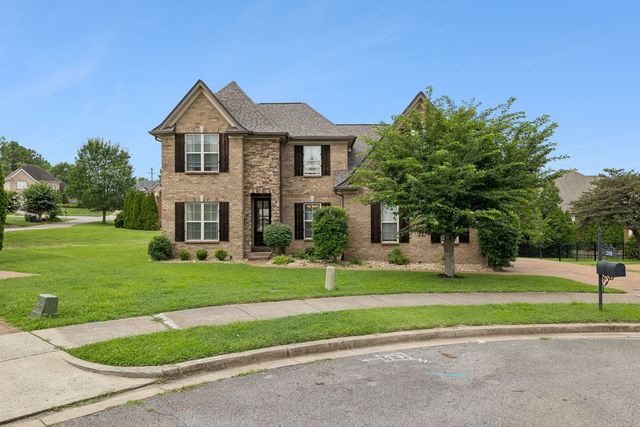 208 Chapel Ct S, Hendersonville