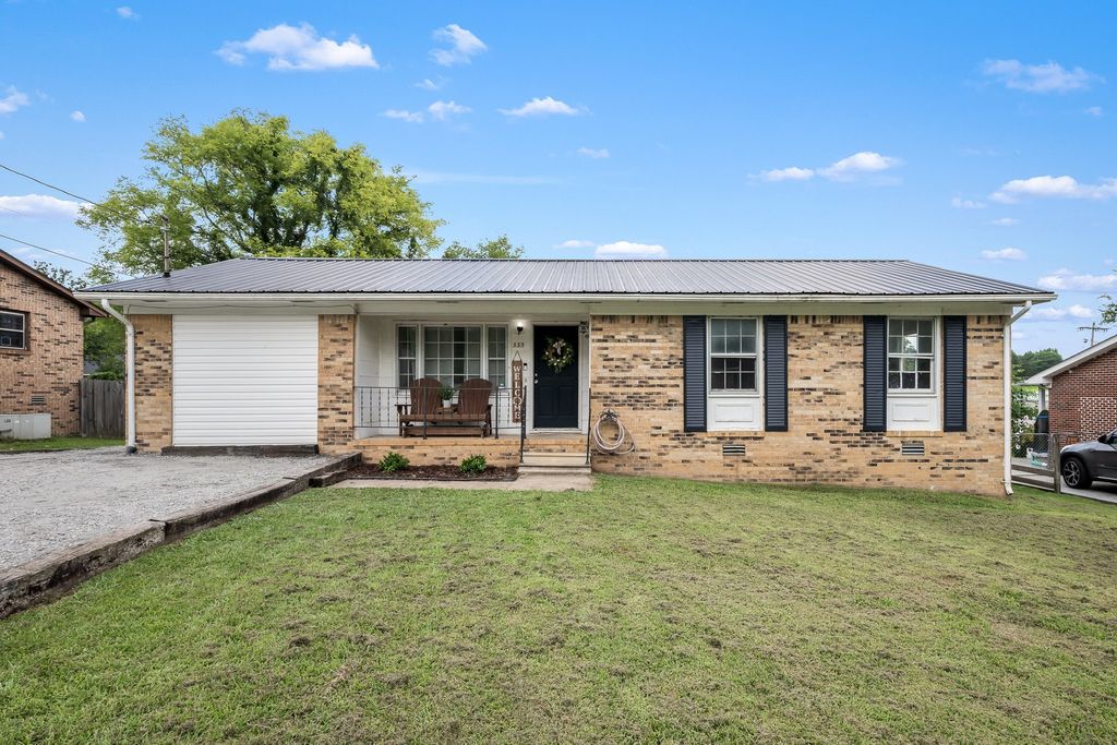 335 Maplewood Dr, Shelbyville
