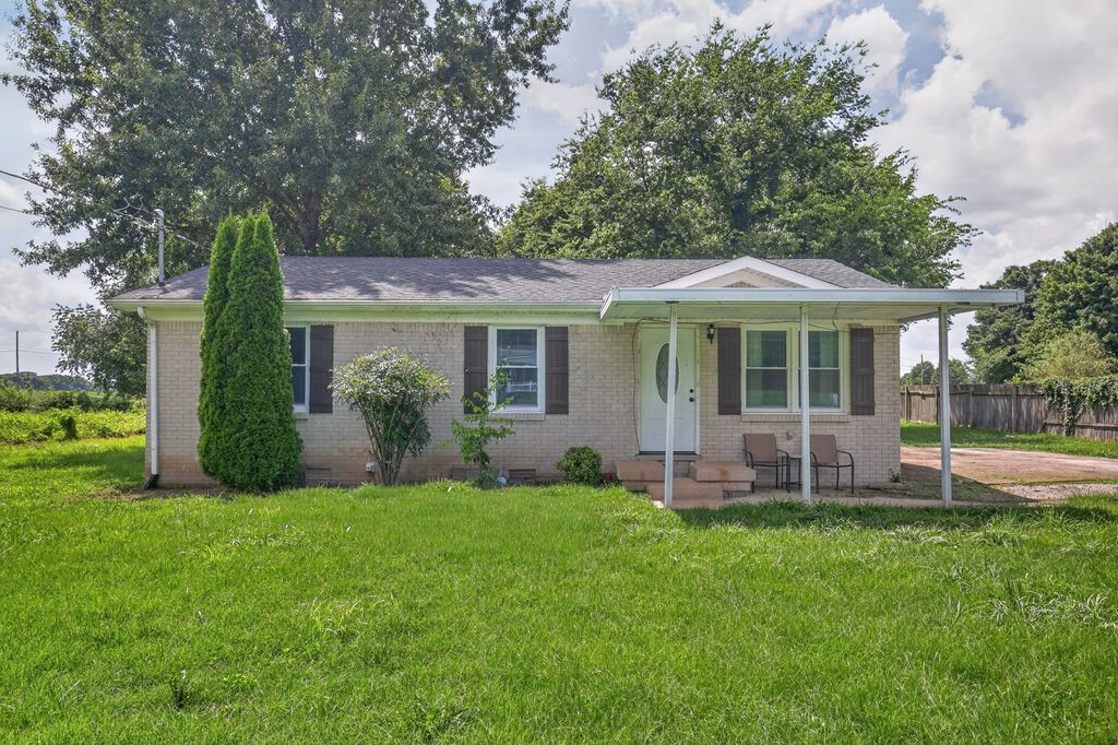 102 Lakeside Dr, Columbia