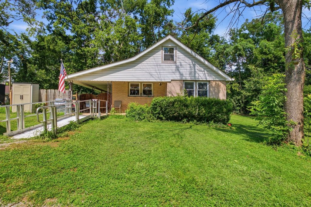 216 Walton Ferry Rd, Hendersonville