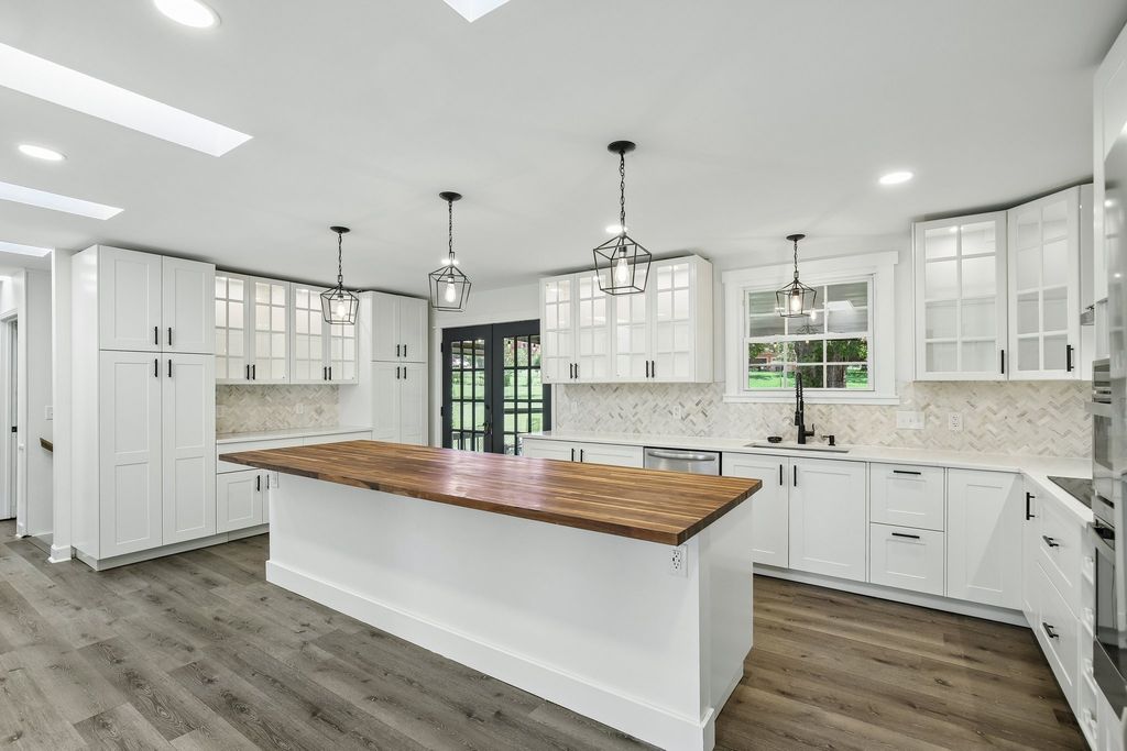 463 Walton Ferry Rd, Hendersonville