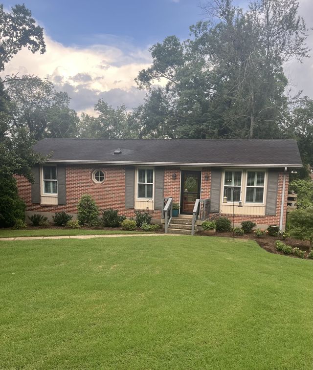 107 La Via Dr, Hendersonville