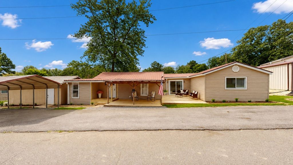 146 Lakeshore Dr, Springville
