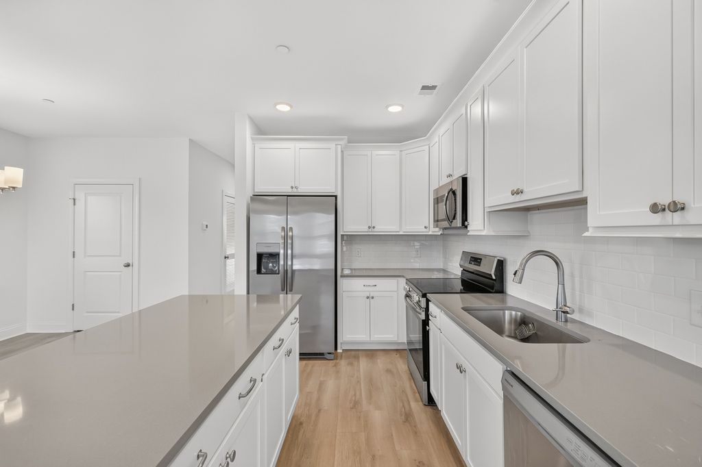 482 Portsdale Dr 18, Brentwood