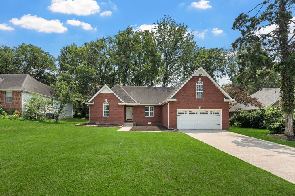 616 Woodland Hills Dr, La Vergne