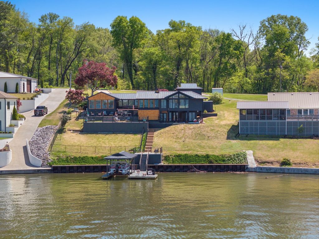 105 Lakeview Dr, Muscle Shoals