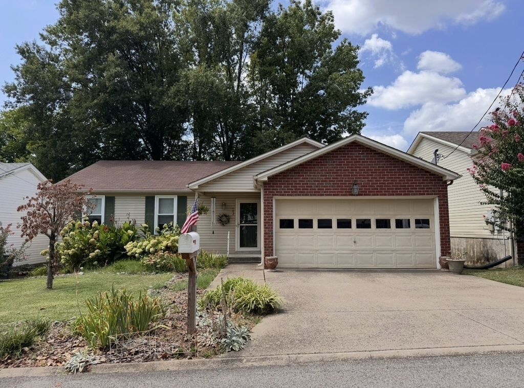 102 River Bend Rd, Hendersonville