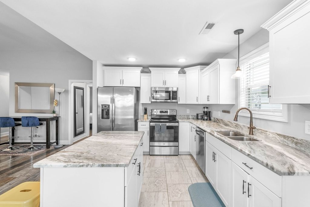 162 Ambridge St, Oak Grove