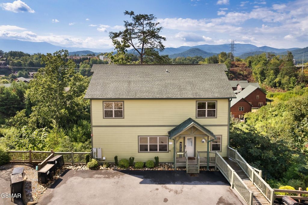 1129 Cove Falls Way, Pigeon Forge