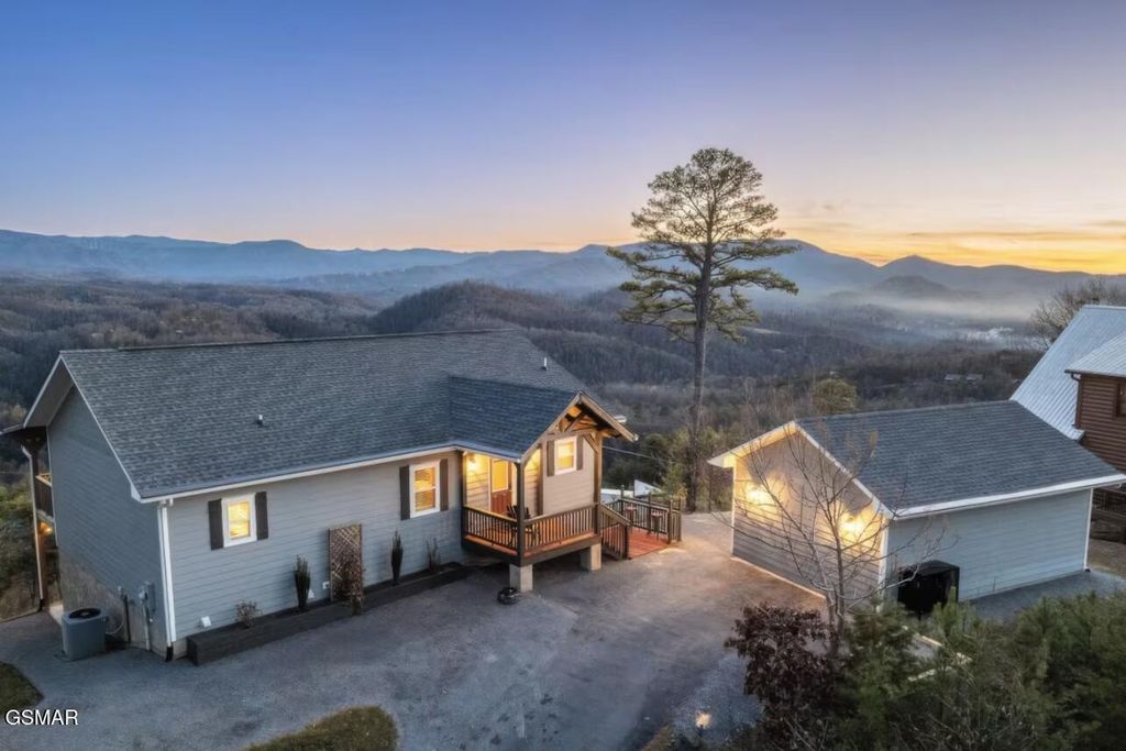 1877 Blue Tick Way, Sevierville