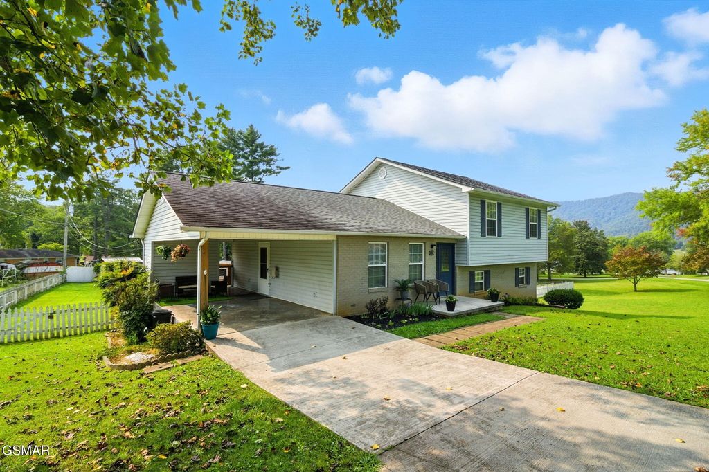 306 Eastwood Drive, La Follette
