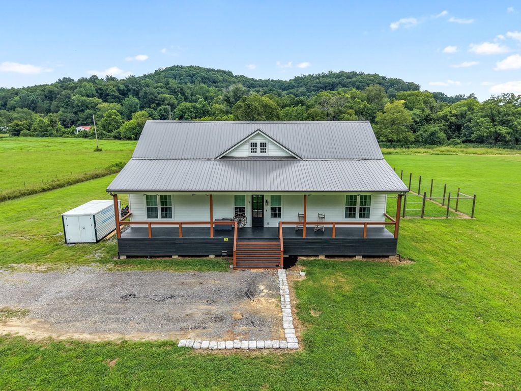 2646 New Hope Rd, Hendersonville