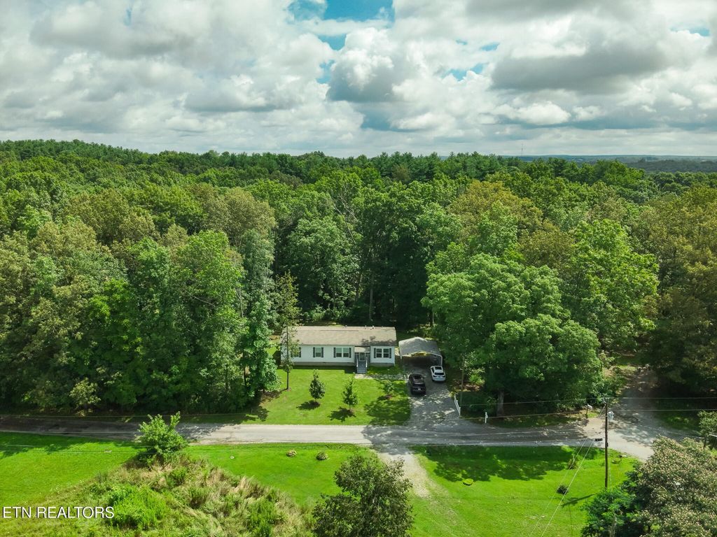 381 Dixon Rd, Crossville