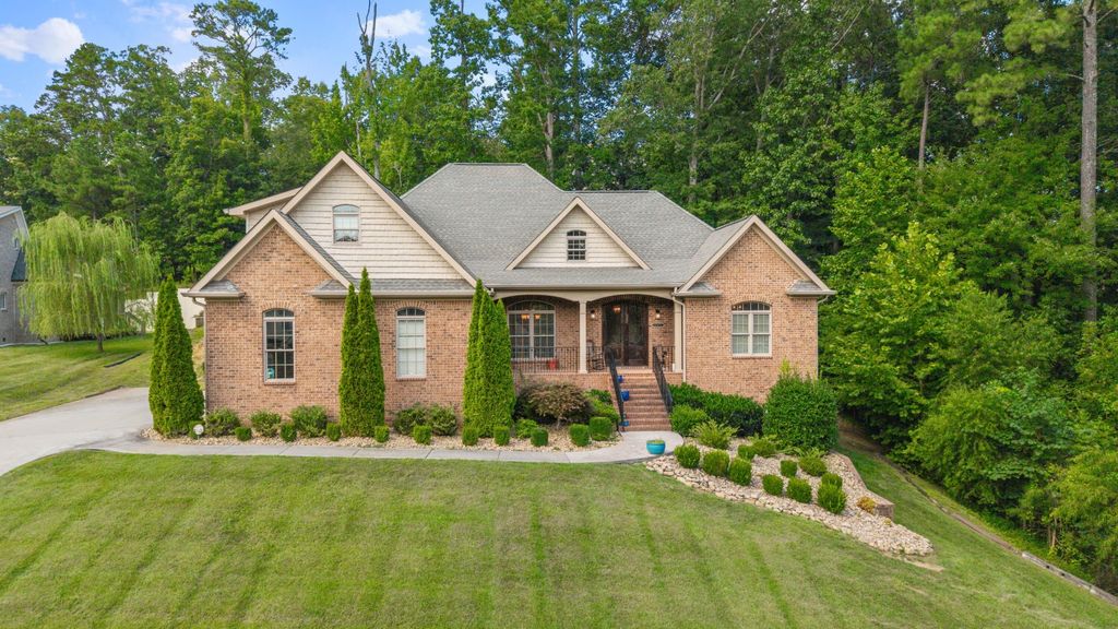 704 Pembridge Circle Nw, Cleveland