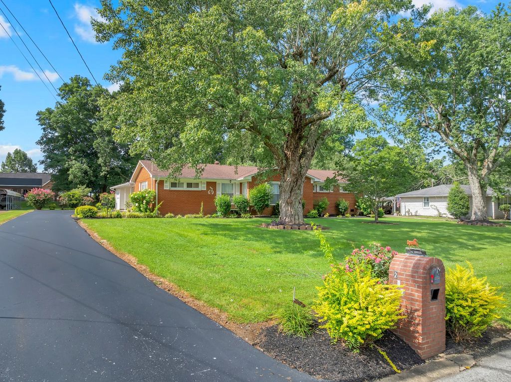 201 Cloverdale Rd, Shelbyville