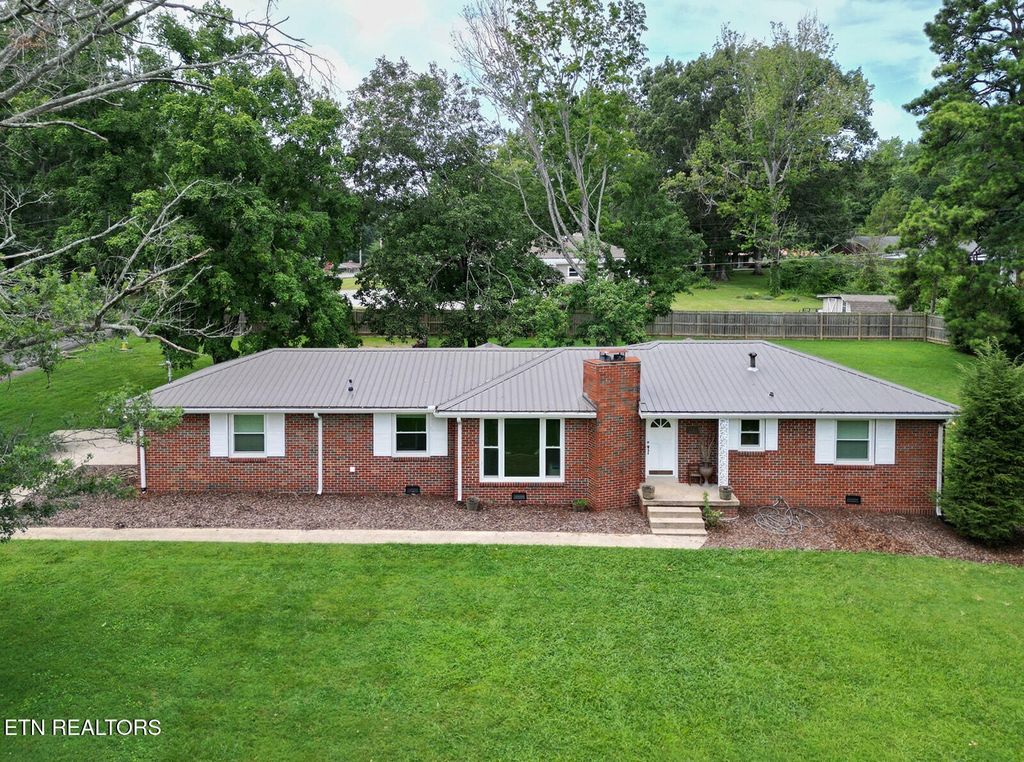 112 S Hummingbird Lane, Dickson
