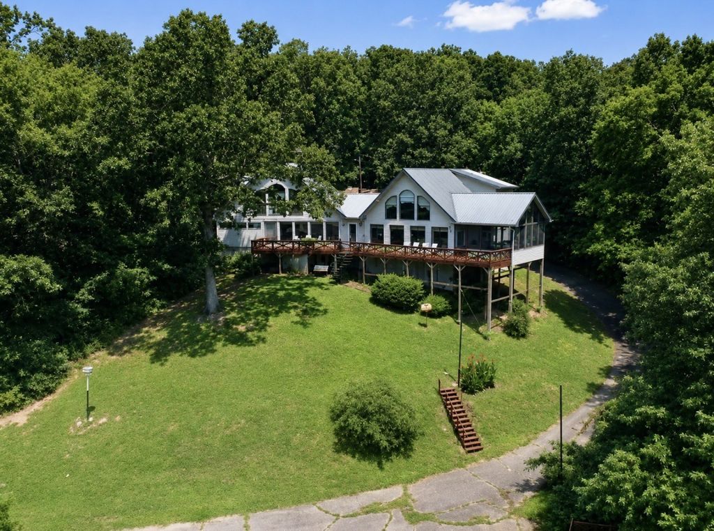 421 Bluff Point Ln, Waverly