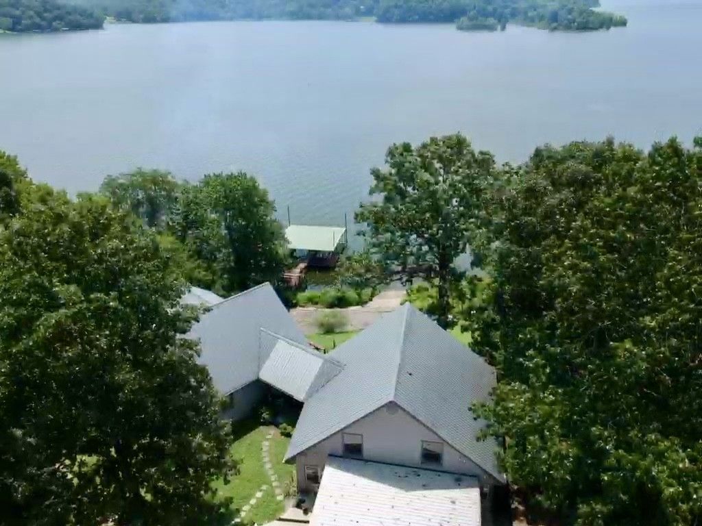 421 Bluff Point Ln, Waverly