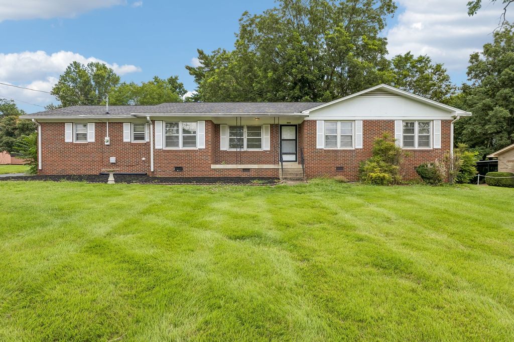 950 Fairlane Dr, Lewisburg