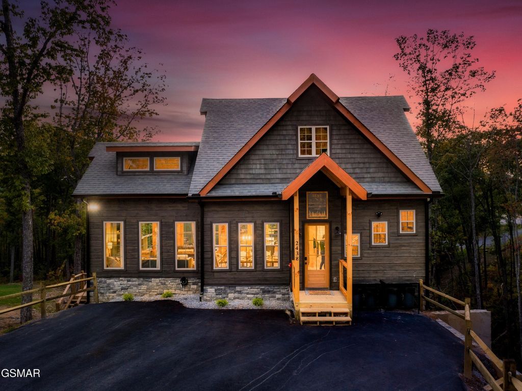 2438 Coopers Hawk Way, Sevierville