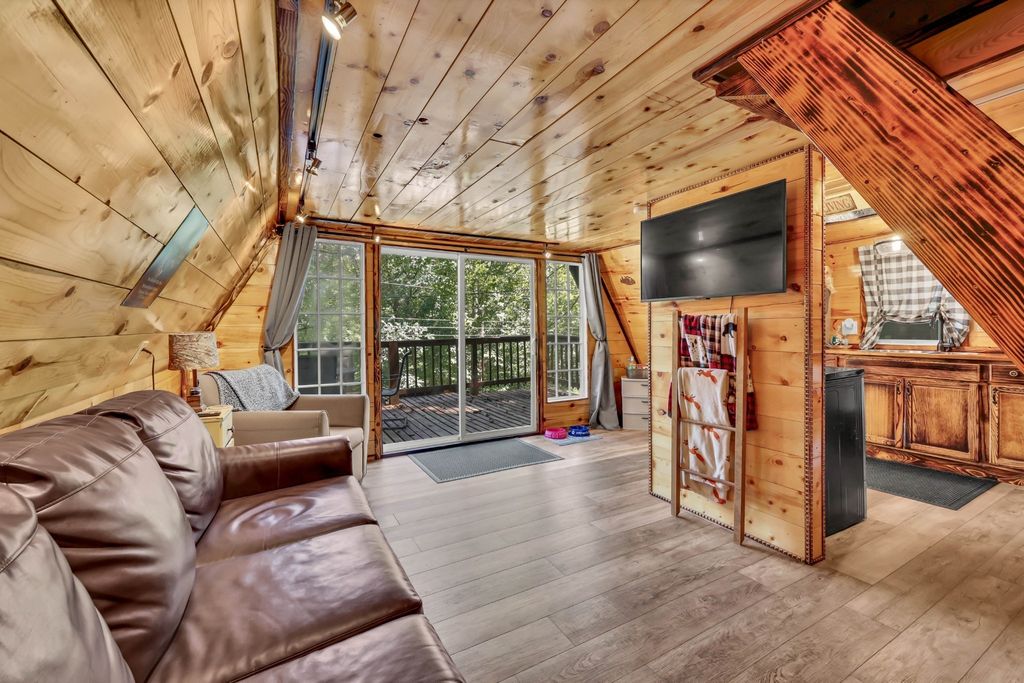 111 Lakeshore Dr, Dover