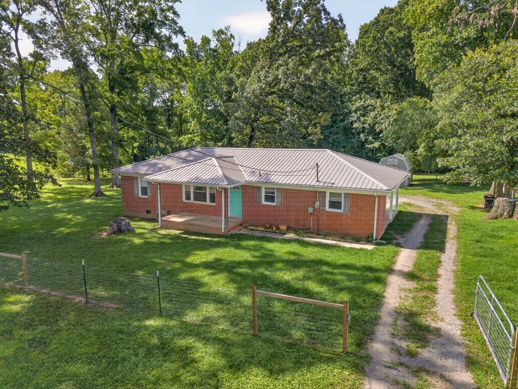 83 W Point Dr, Fayetteville