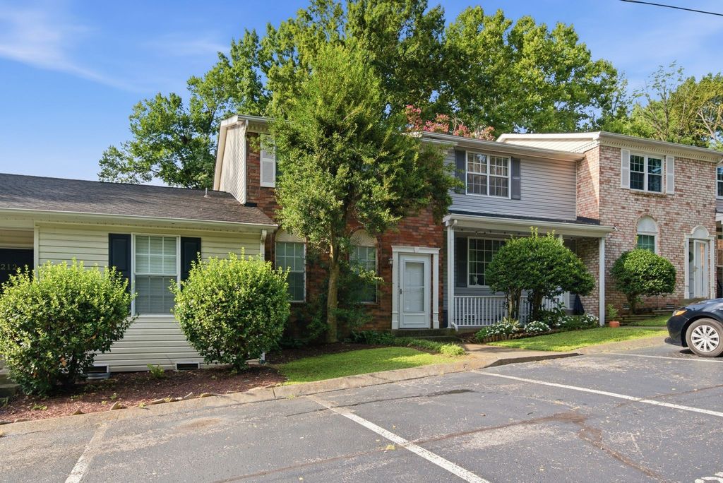 211 Oak Grove Dr, Nashville