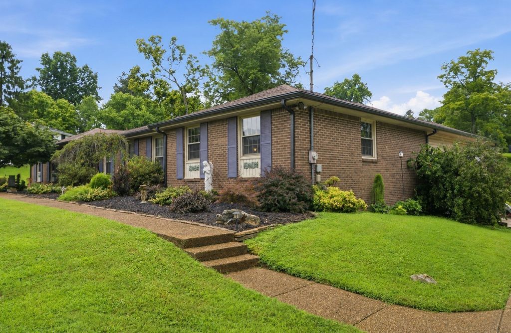 402 Ellington Dr, Franklin