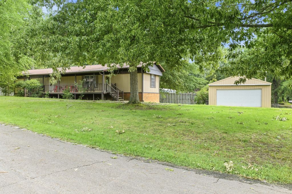225 Pineview Dr, Springville