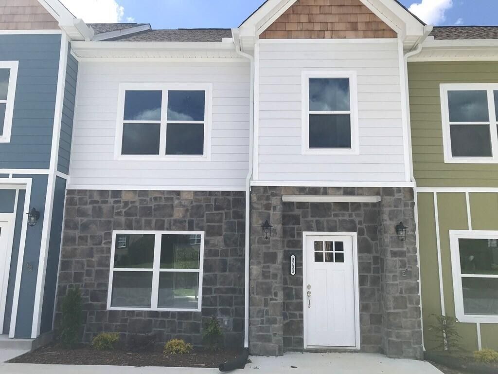 3733 Keri Lane Ne, Cleveland