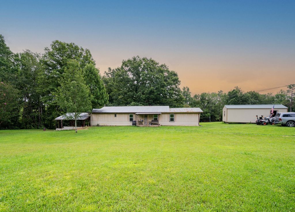 201 Victor Cabbage Rd, Hohenwald