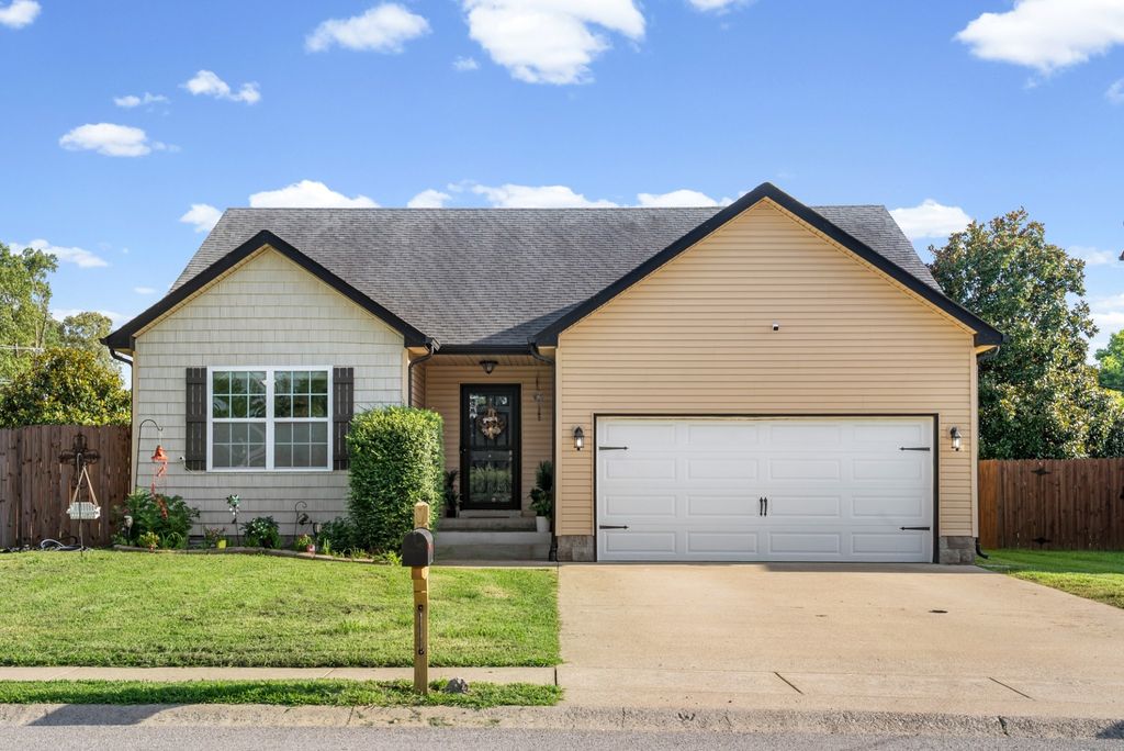 400 Leslie Wood Dr, Clarksville