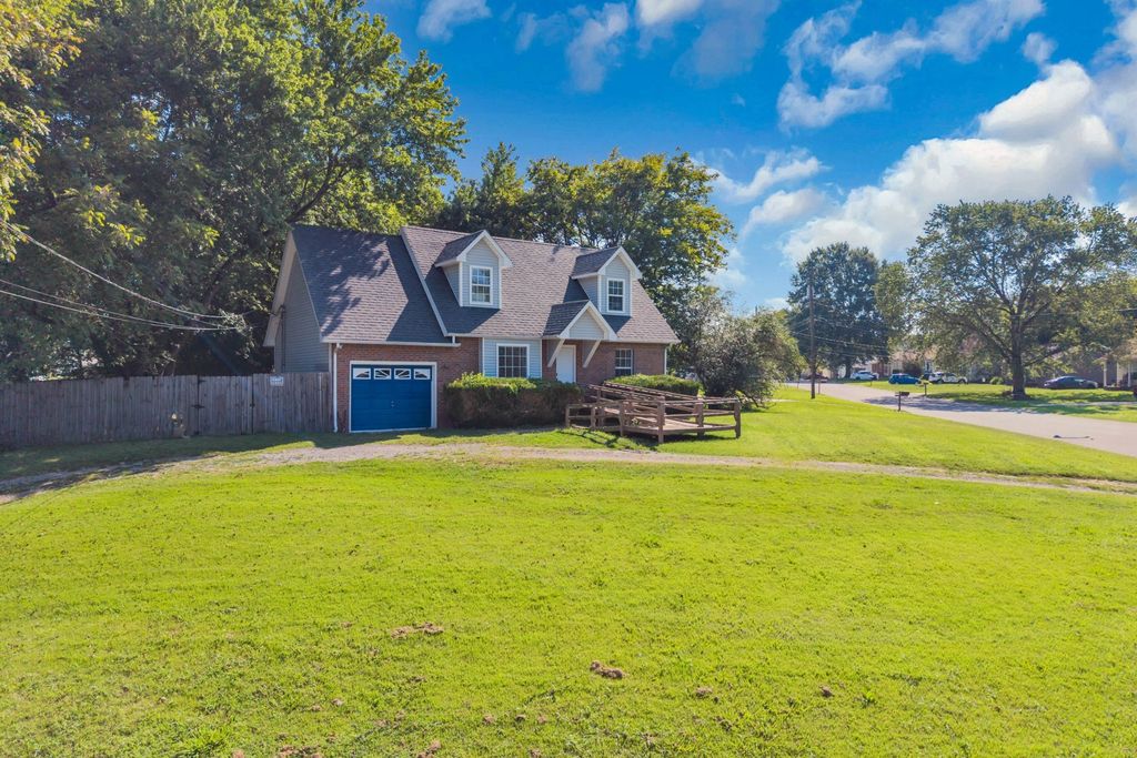 221 Jim Thorpe Dr, Clarksville