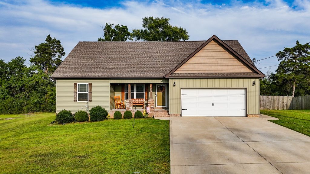 122 Blue Grass Dr, Shelbyville