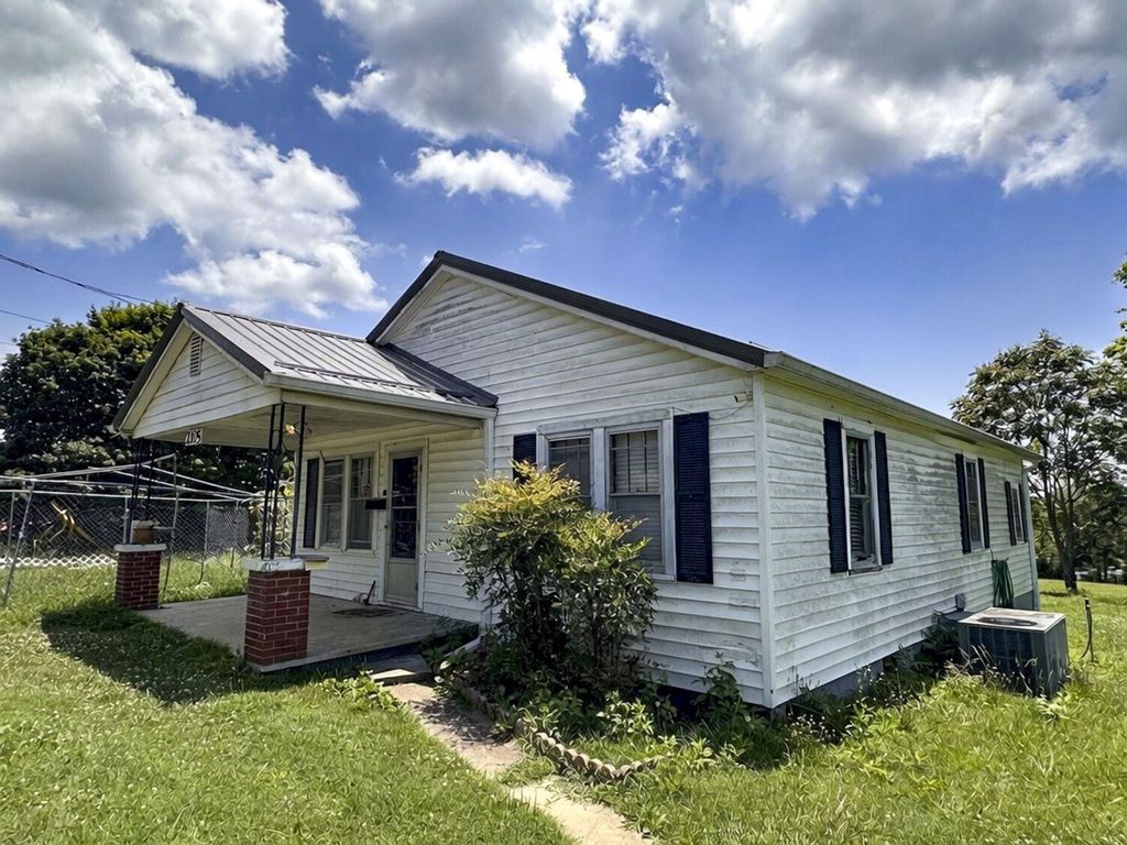 2105 Walnut St, White Pine