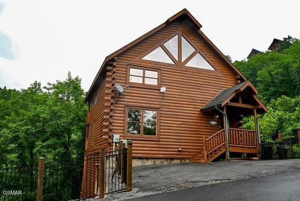 1044 Black Bear Cub Way, Sevierville