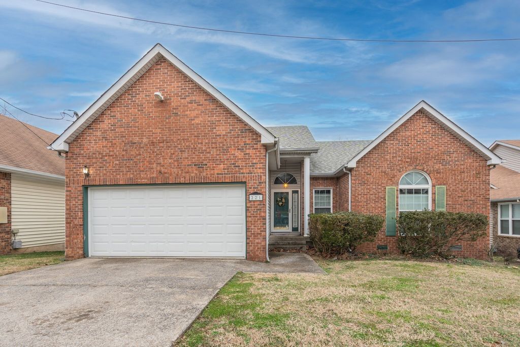 221 Cherry Hill Dr, Hendersonville