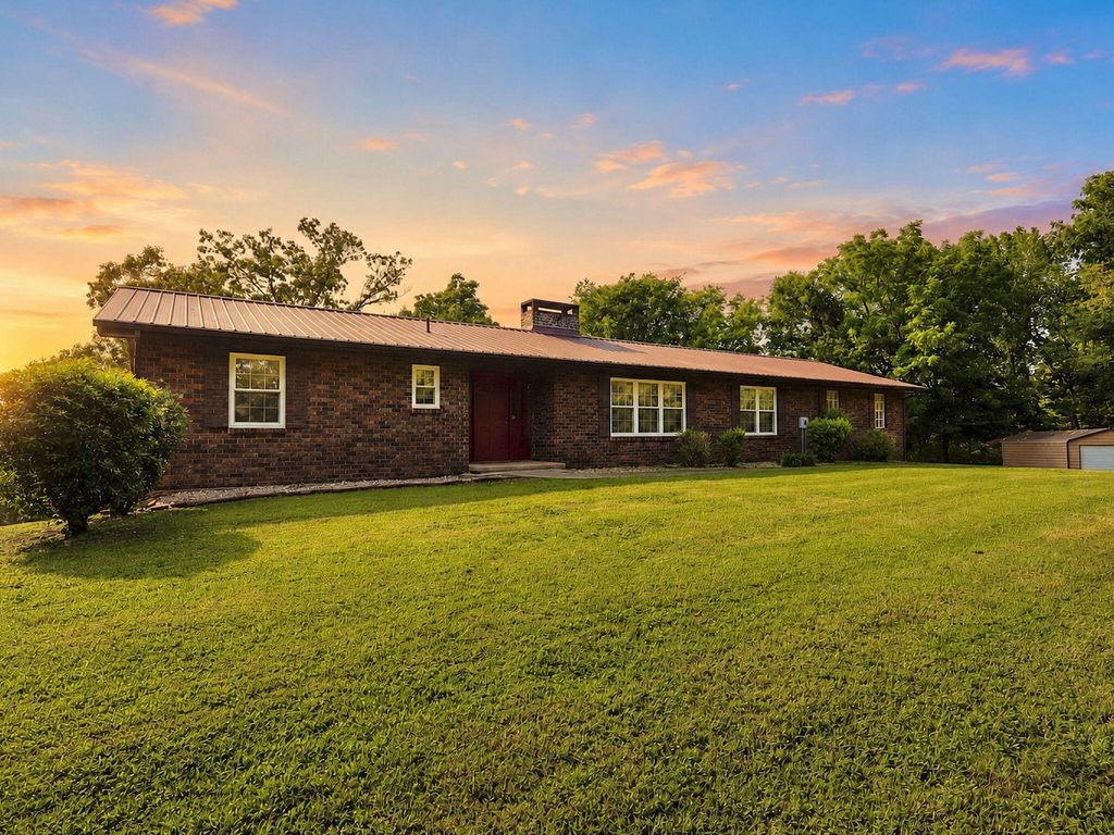 725 Oak Grove Road, Benton