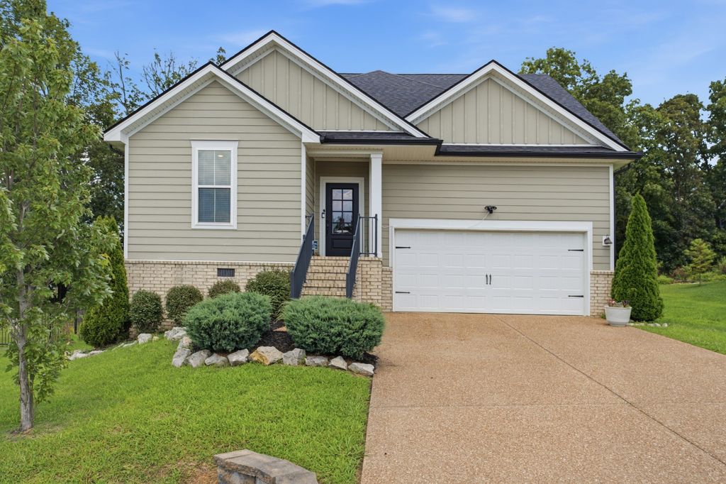 271 Christine Dr, Lebanon