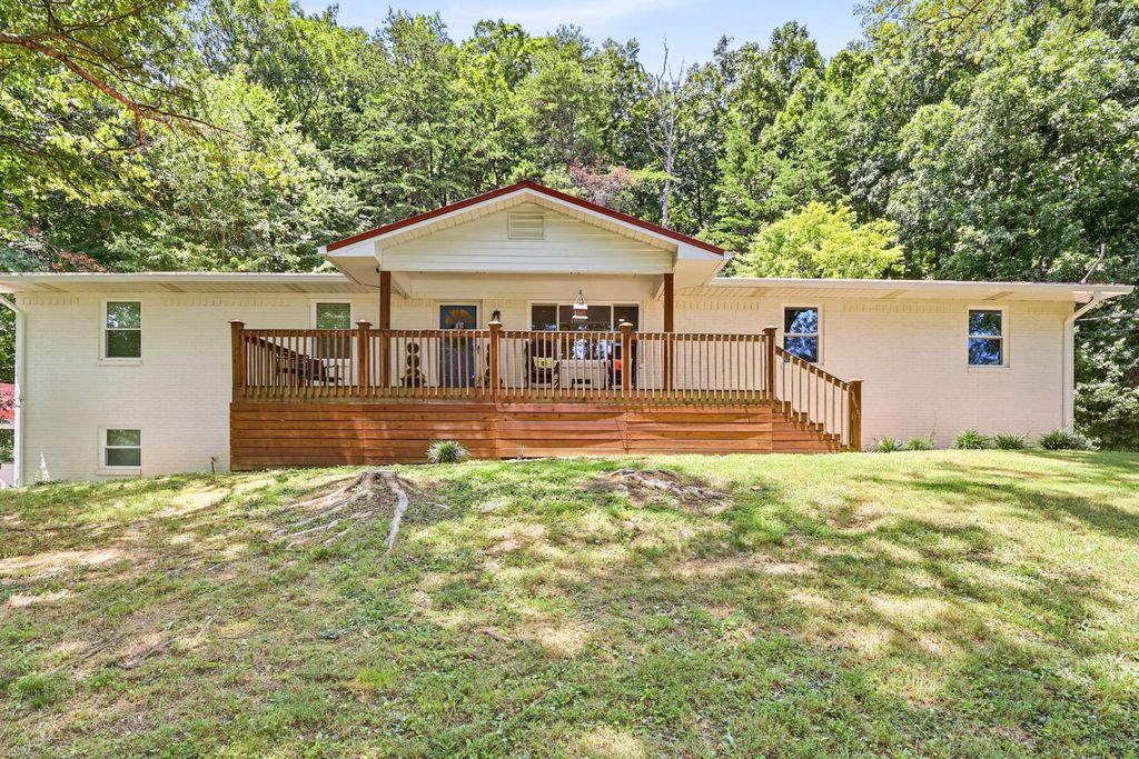 3866 Blue Springs Road Se, Cleveland