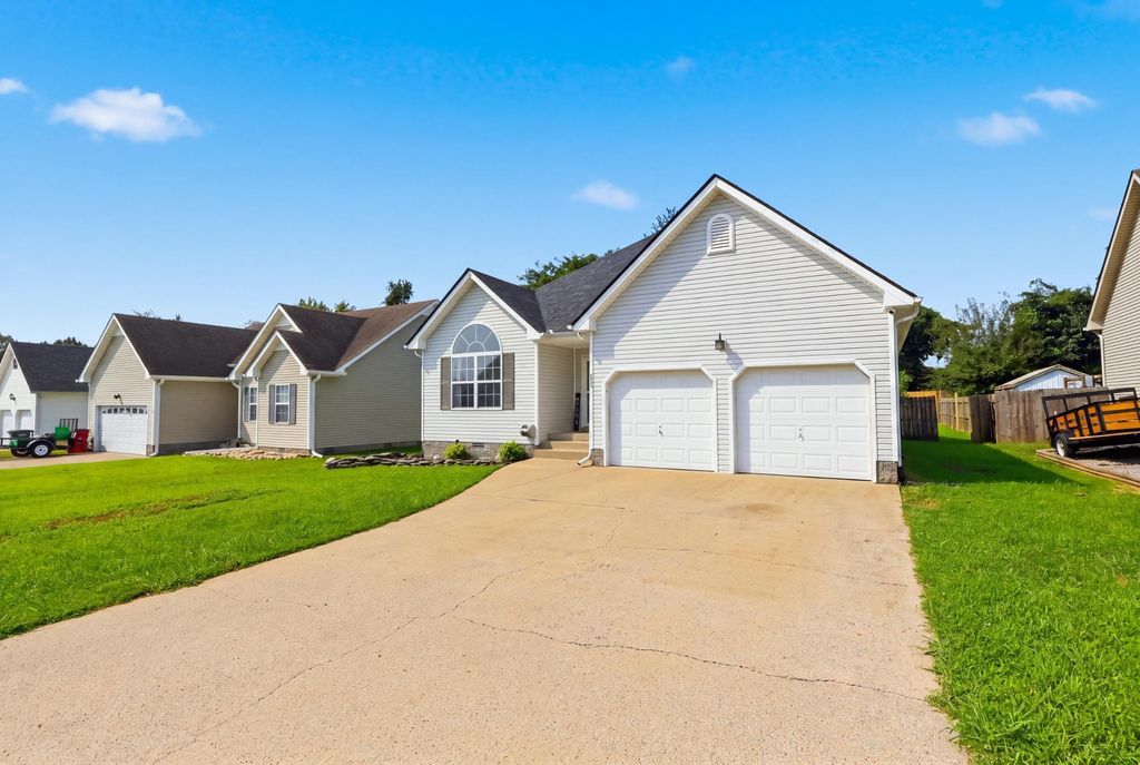 888 Cindy Jo Ct, Clarksville